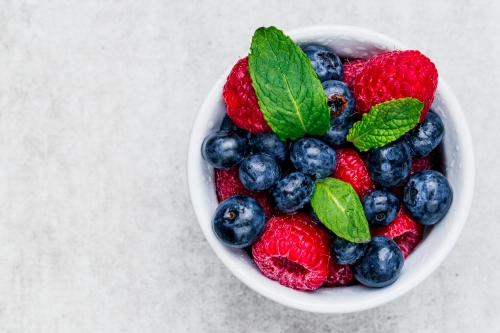 Devostock+Food+Fresh+Fruits+Blueberries+Raspberries+Mint+4k-ID179791-500x333